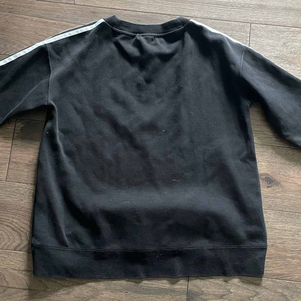 Bundle of 3 sweatshirts sized M. The grey one in the middle is cropped. - Picture 5 of 11